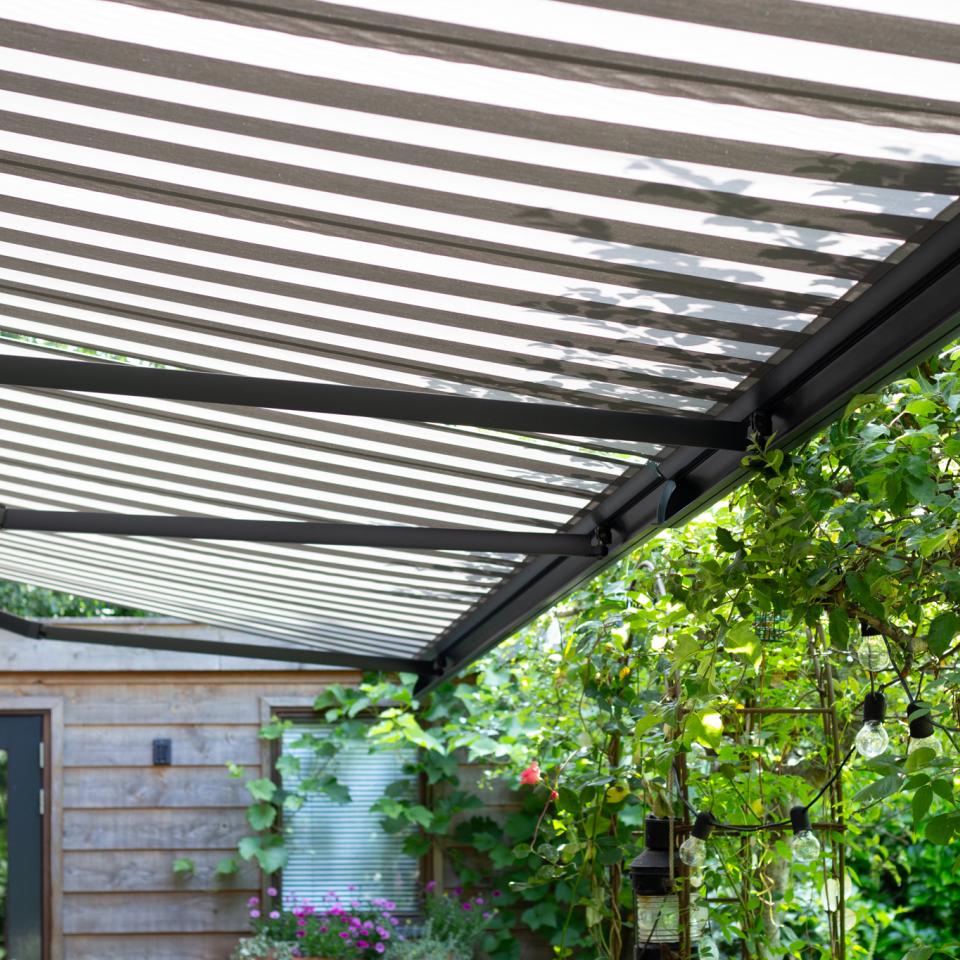 groene aanslag verwijderen van zonwering